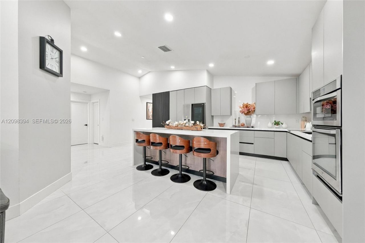 8936 NW 150th Ter, Miami Lakes, FL 33018 Photo
