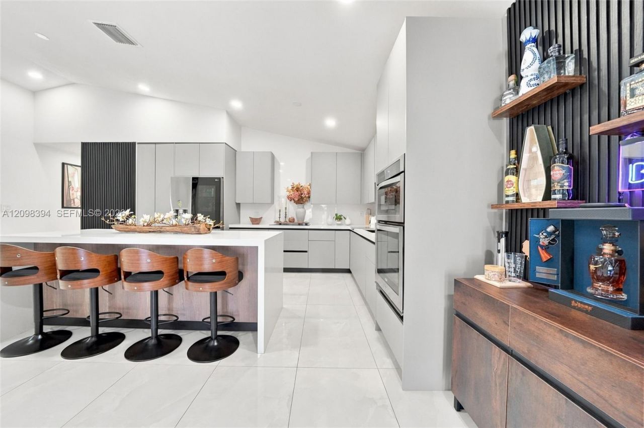 8936 NW 150th Ter, Miami Lakes, FL 33018 Photo