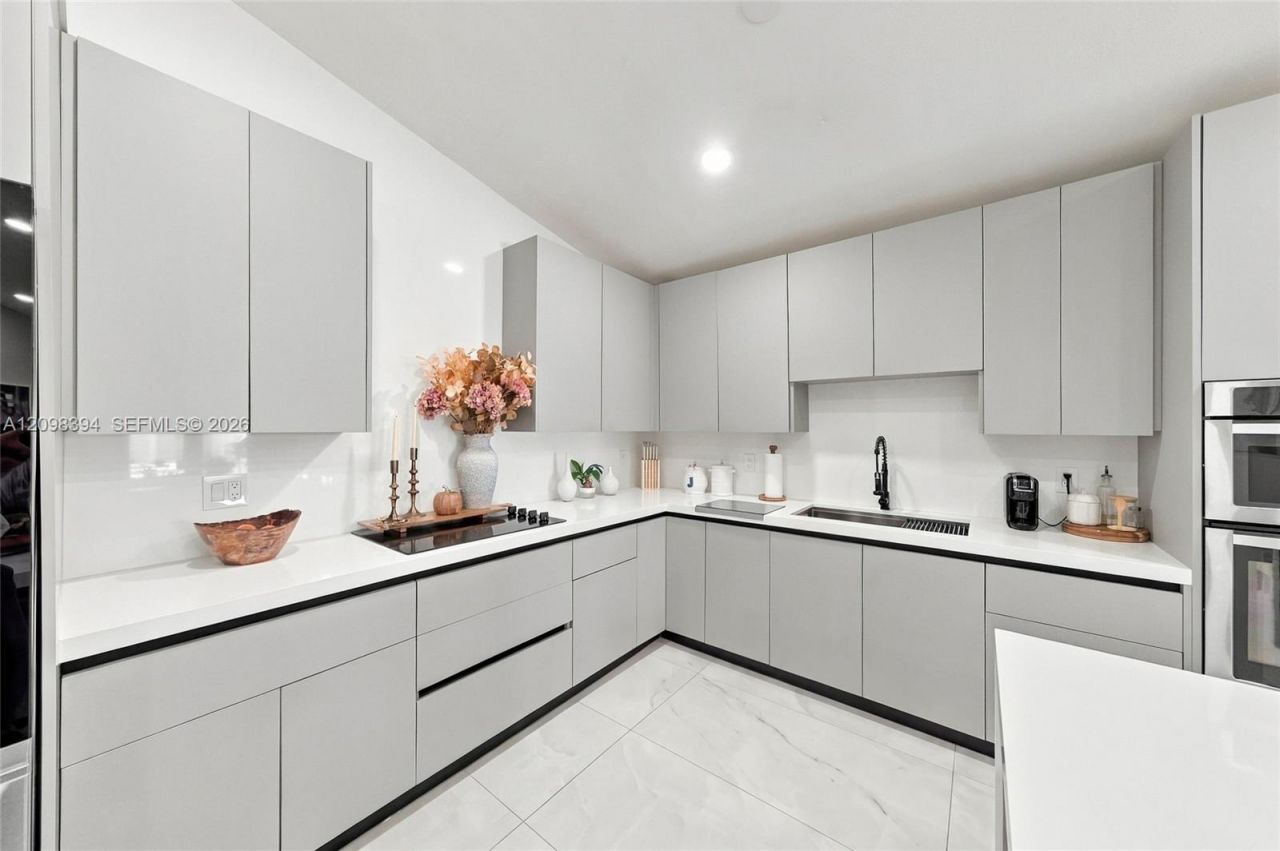 8936 NW 150th Ter, Miami Lakes, FL 33018 Photo