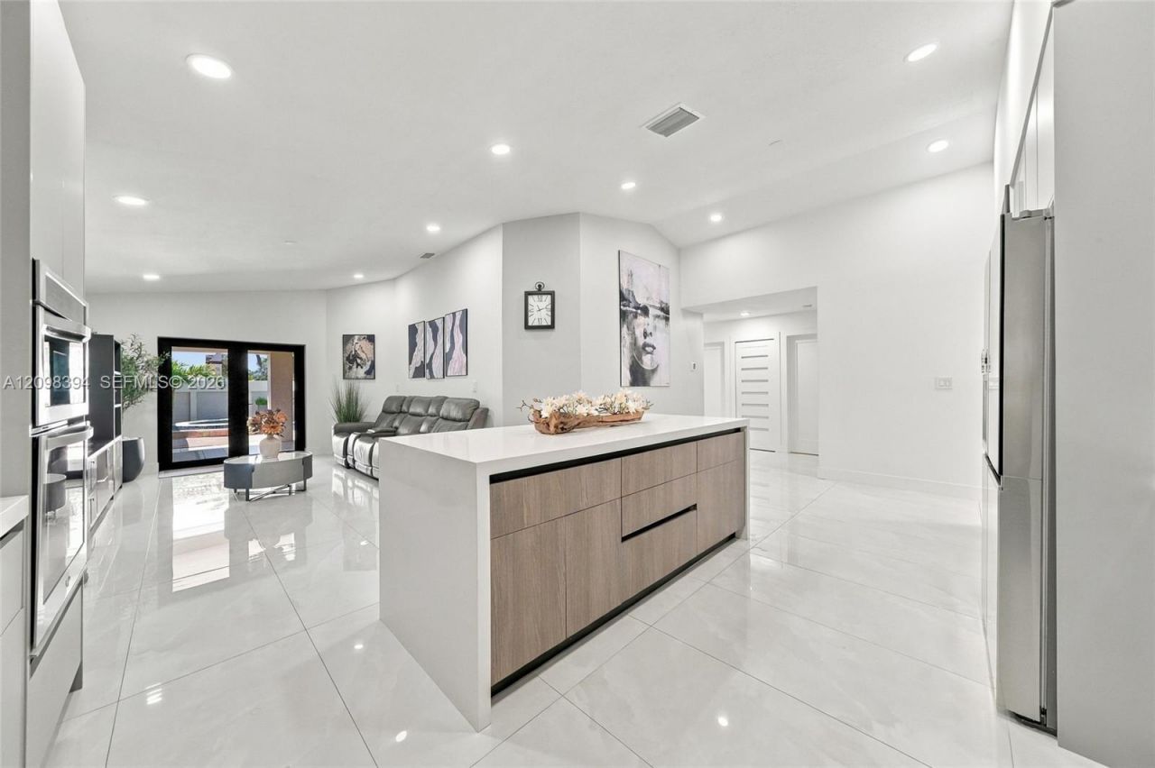 8936 NW 150th Ter, Miami Lakes, FL 33018 Photo