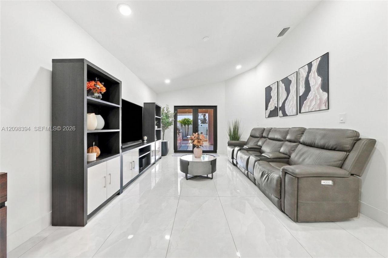 8936 NW 150th Ter, Miami Lakes, FL 33018 Photo