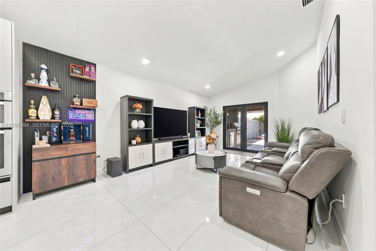 8936 NW 150th Ter, Miami Lakes, FL 33018 Photo