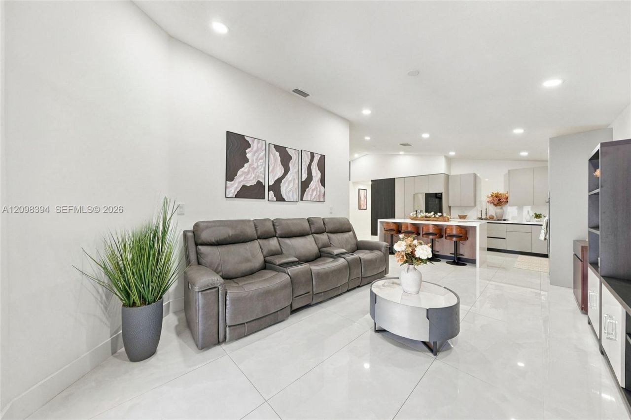 8936 NW 150th Ter, Miami Lakes, FL 33018 Photo