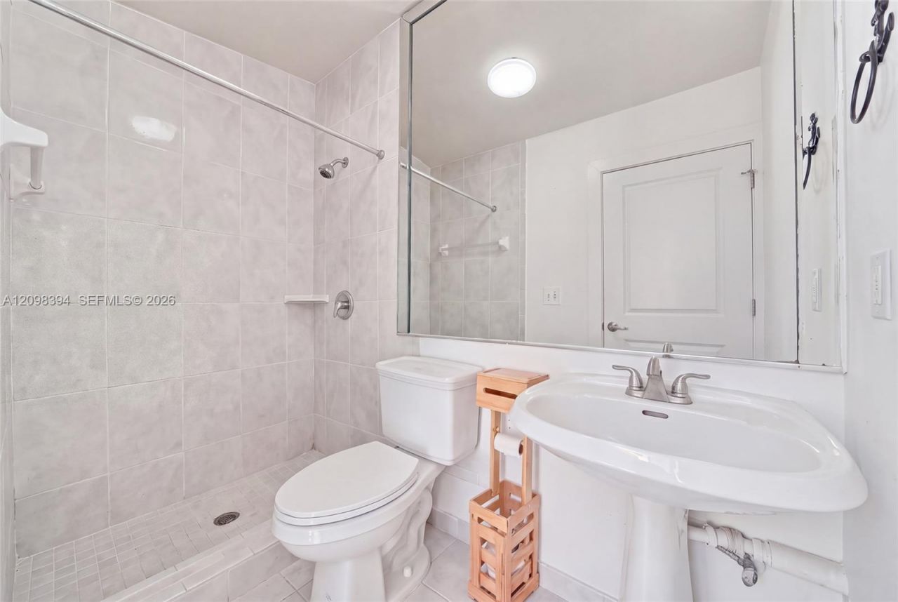 8936 NW 150th Ter, Miami Lakes, FL 33018 Photo