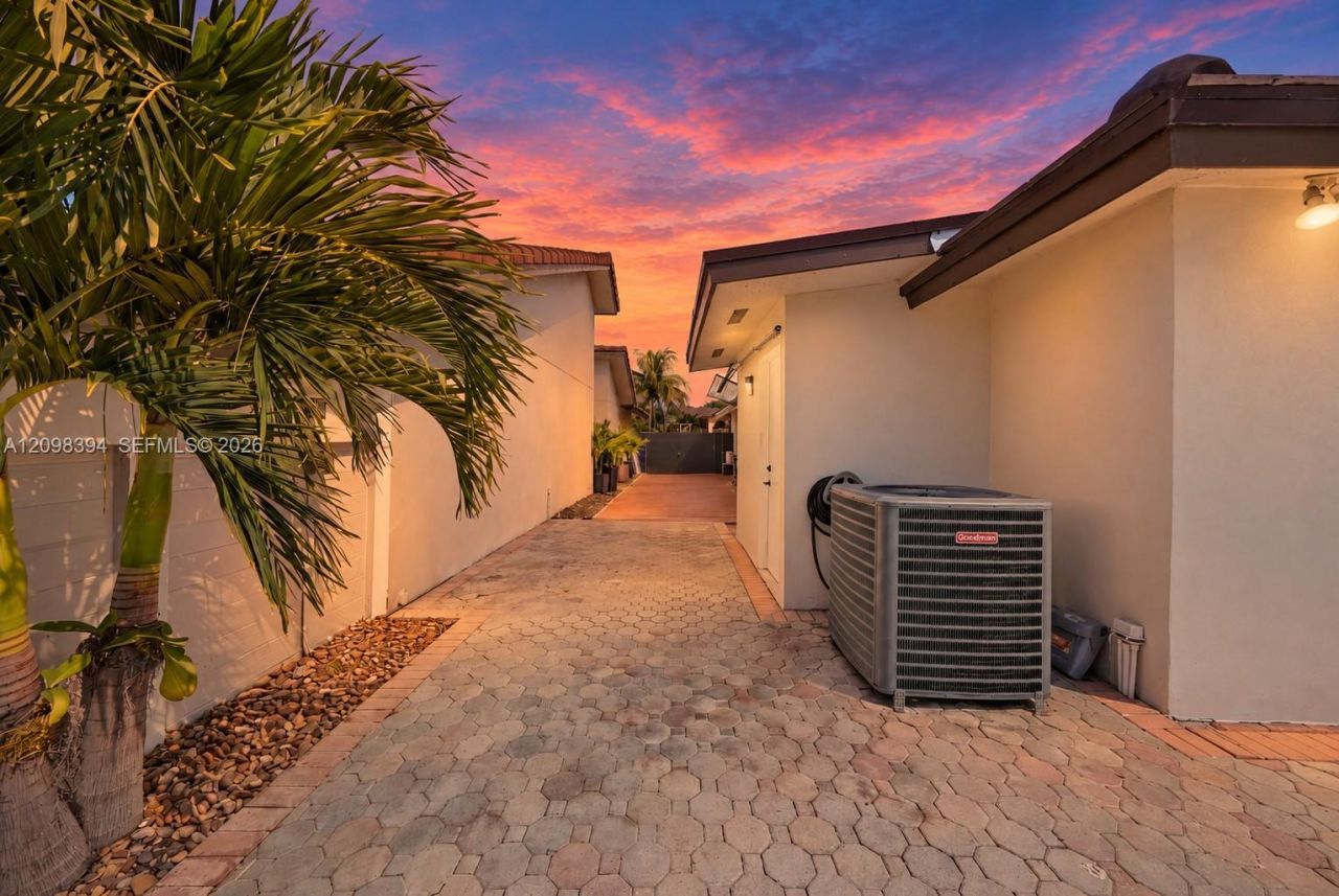 8936 NW 150th Ter, Miami Lakes, FL 33018 Photo
