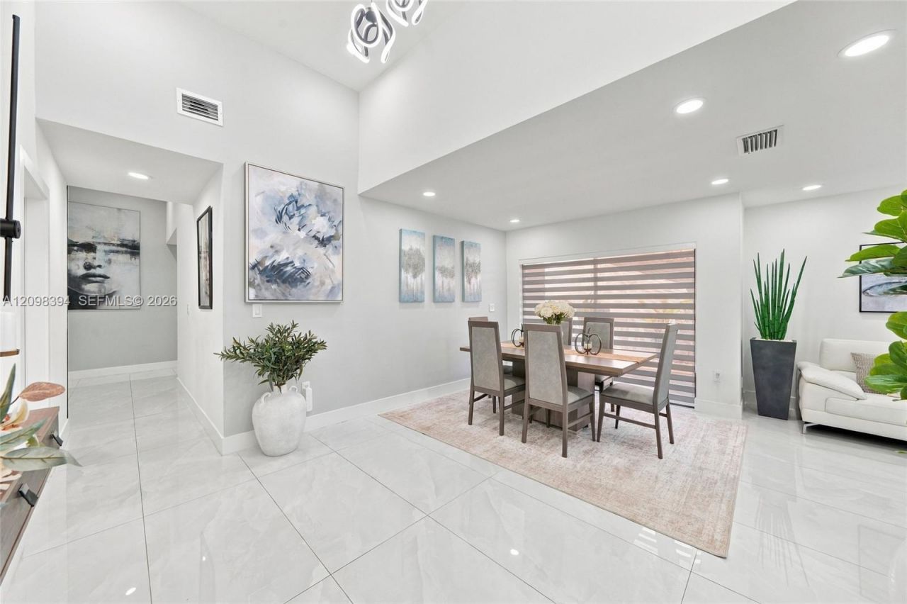 8936 NW 150th Ter, Miami Lakes, FL 33018 Photo