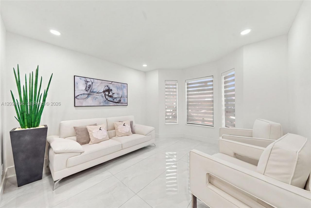 8936 NW 150th Ter, Miami Lakes, FL 33018 Photo