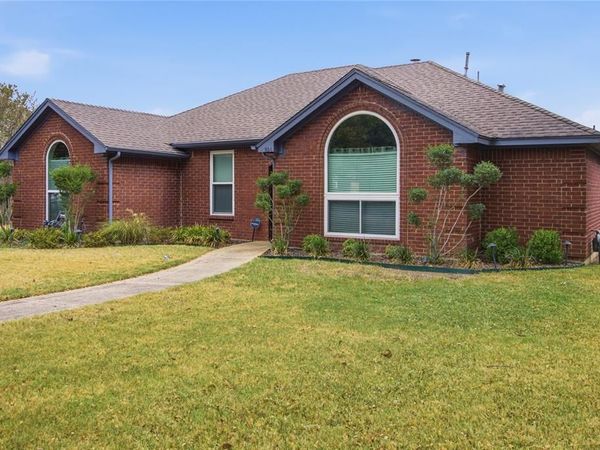 814 Rawlins Drive , Lancaster, TX 75146