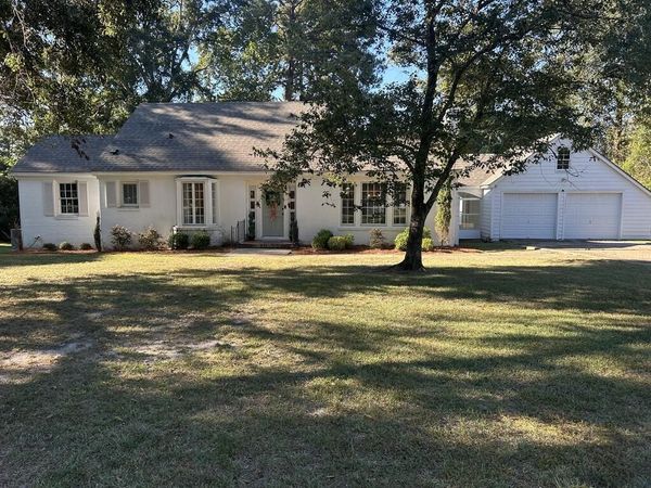 21 Country Club Dr., Laurel, MS 39440
