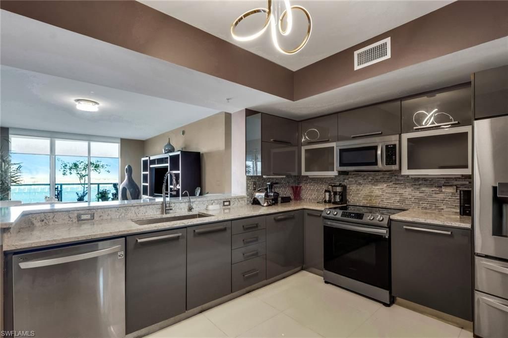 3000 Oasis Grand Blvd, Unit 2105, Fort Myers, FL 33916 Photo