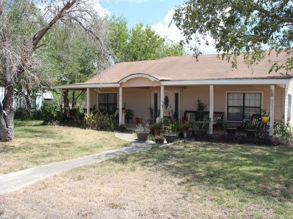 272 Jourdanton, Charlotte, TX 78011