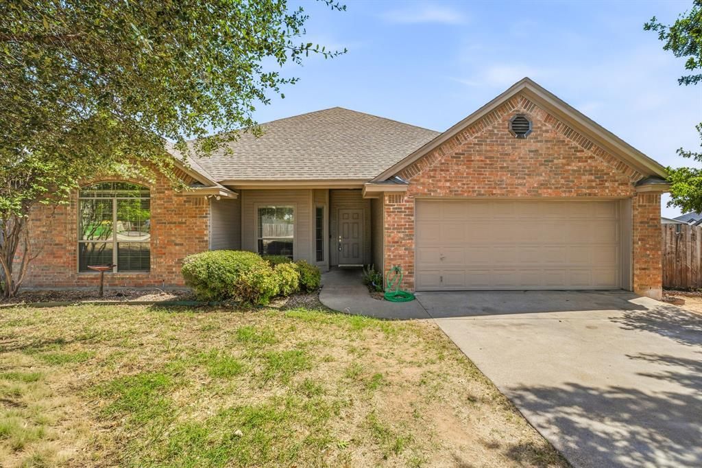 914 Winding Road, Granbury, TX 76049 Main Photo