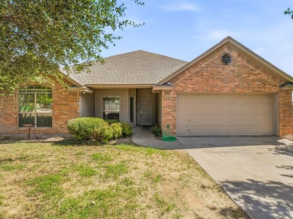 914 Winding Road, Granbury, TX 76049