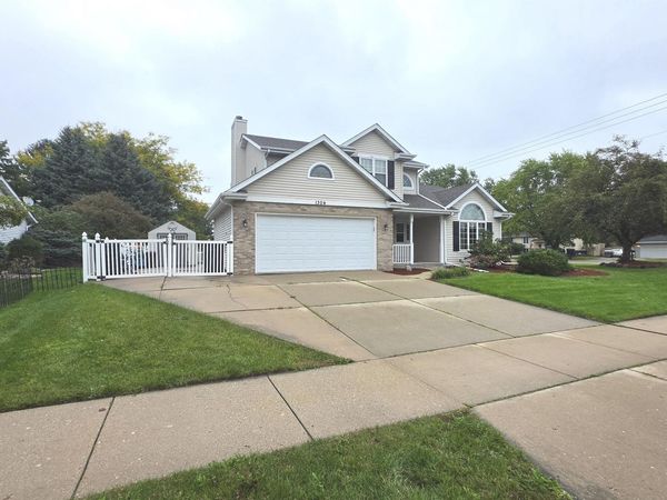 1304 N Wuthering Hills Drive, Janesville, WI 53546