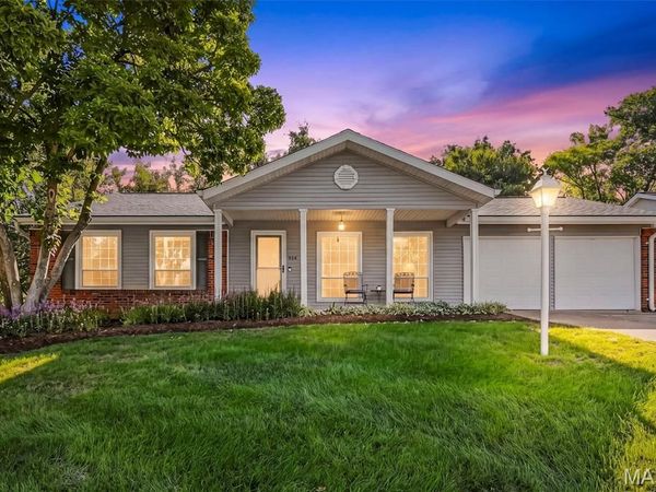 854 La Bonne Parkway , Manchester, MO 63021