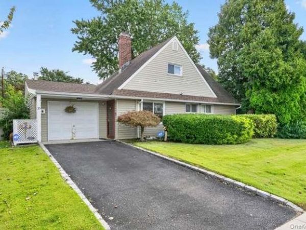 35 Hedge Lane , Westbury, NY 11590