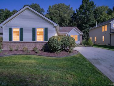 2697 Signature Circle, Hamburg Township, Mi 48169