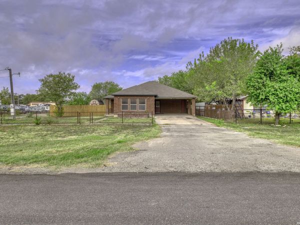 2211 N KNOX ST, Uvalde, TX 78801
