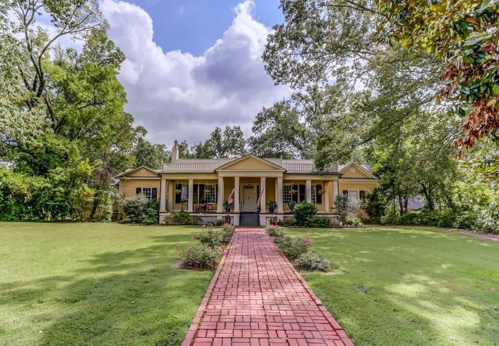 127 W Gholson Avenue Holly Springs, MS 38635