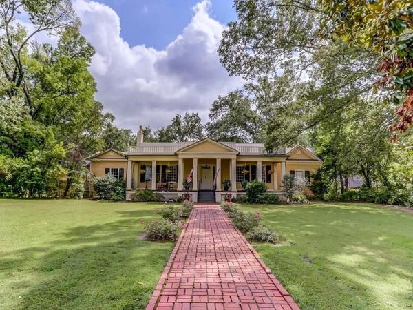 127 W Gholson Avenue, Holly Springs, MS 38635
