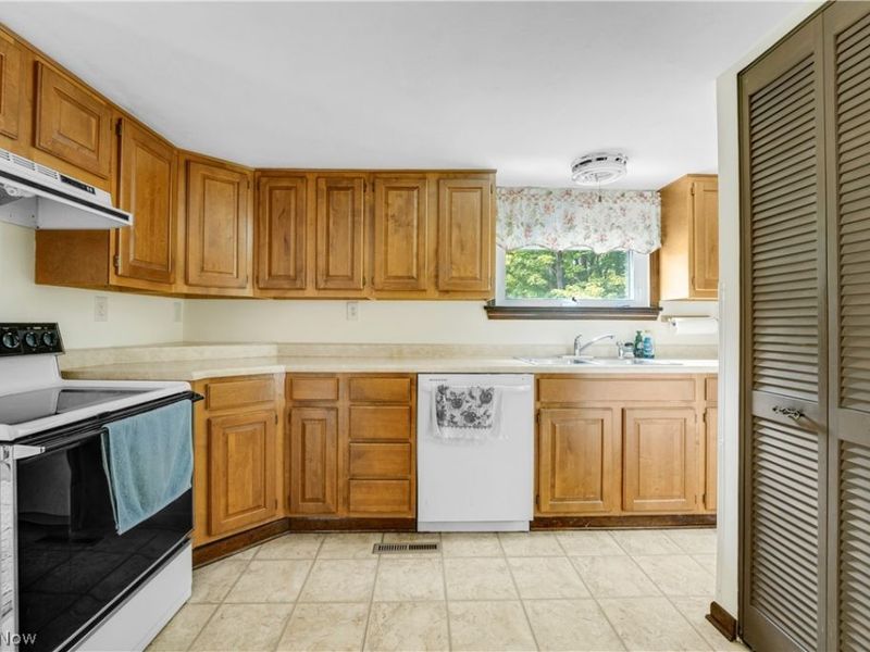 9794 Stukey Lane, Chardon, OH 44024 Photo 22