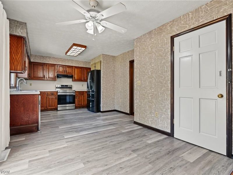1056 Mohawk Trail SW, Hartville, OH 44632 Photo 8