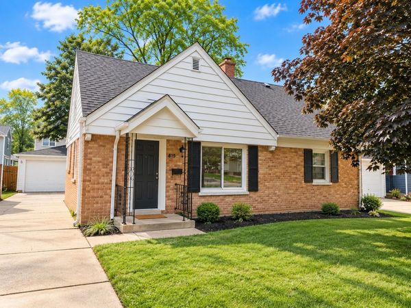 815 N Kennicott Avenue , Arlington Heights, IL 60004