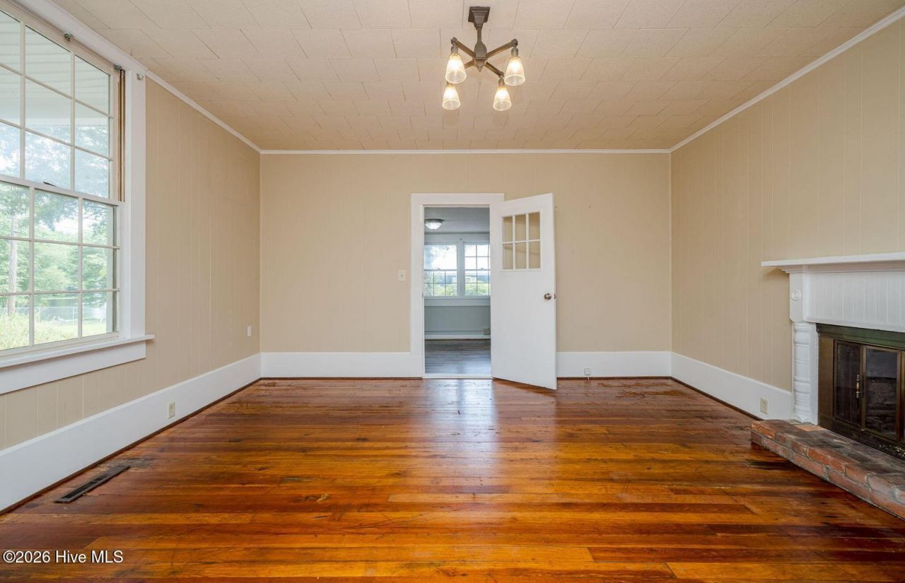 51 Aiken Avenue Photo 4