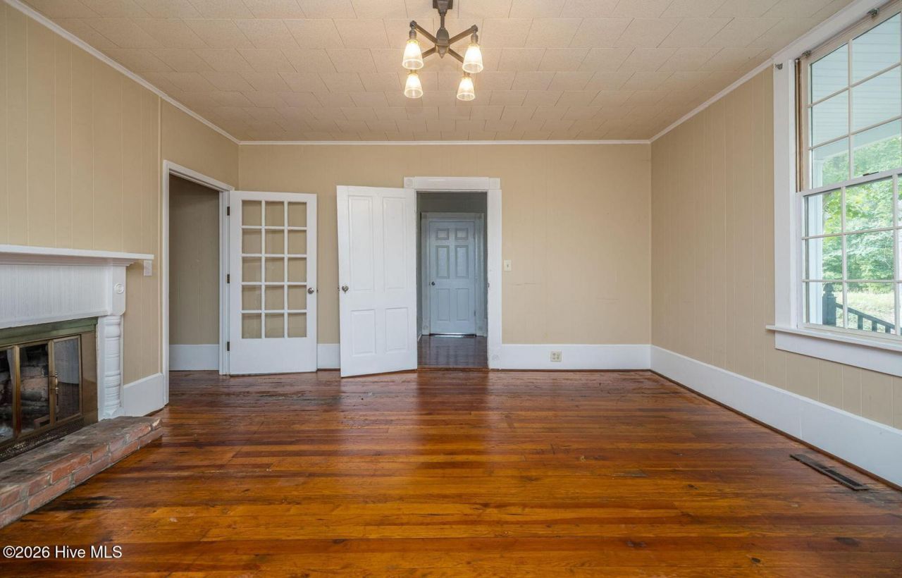 51 Aiken Avenue Photo 5