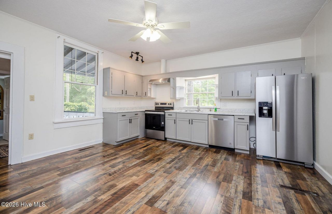 51 Aiken Avenue Photo 9