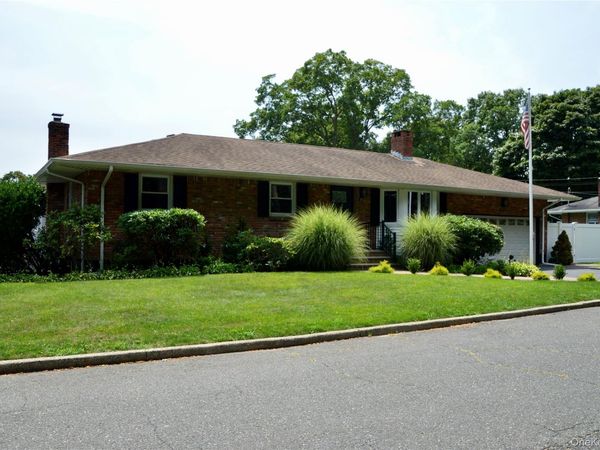 18 Sterling Place , Sayville, NY 11782