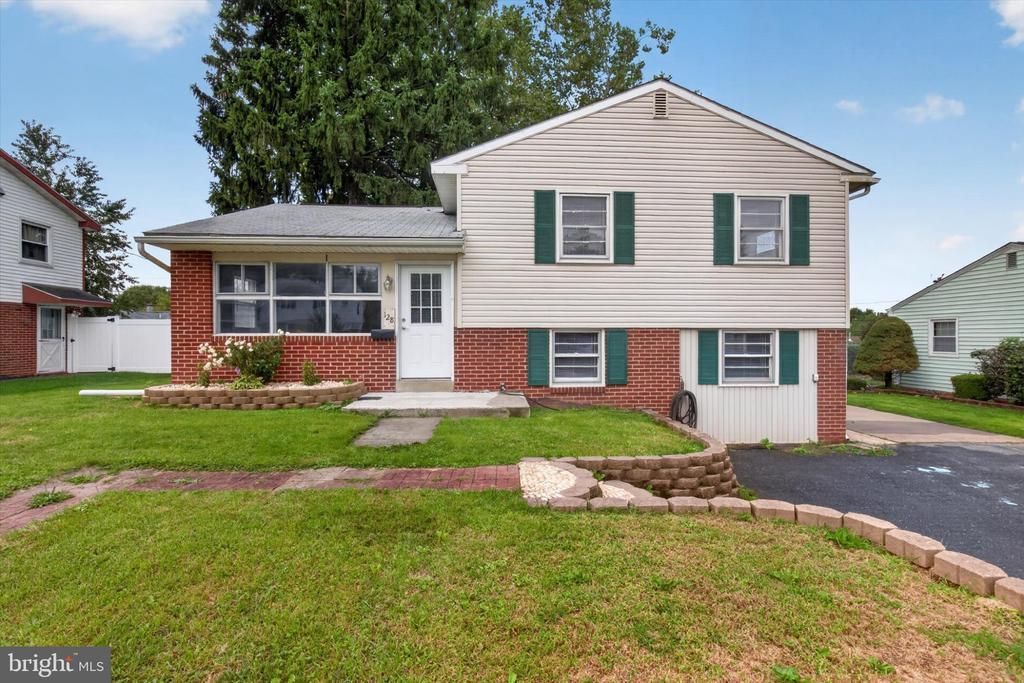 128 HENRY ROAD, ENOLA, PA 17025