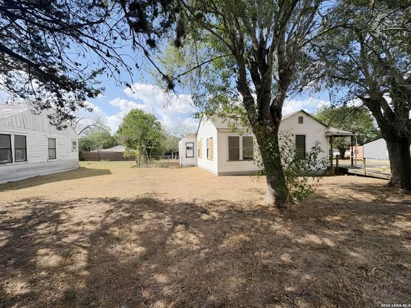 201 SLAYDEN ST, Yoakum, TX 77995