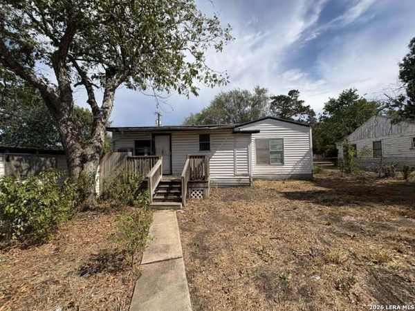 201 SLAYDEN ST, Yoakum, TX 77995