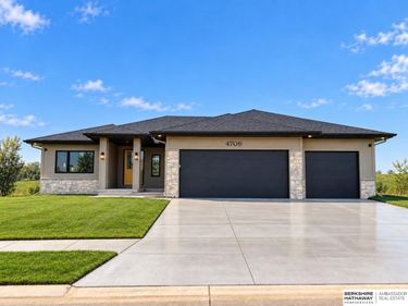 4706 N 215 Street, Elkhorn, NE 68022
