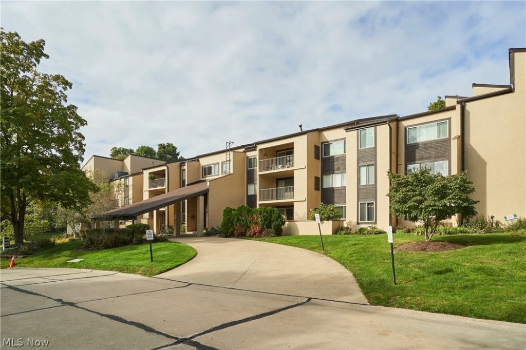 1008 Bunker Drive, Unit 101, Fairlawn, OH 44333 Main Photo