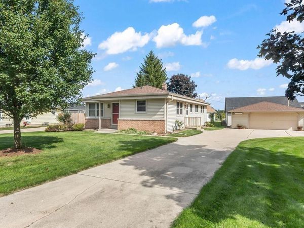 314 Sunset DRIVE, Pewaukee, WI 53072