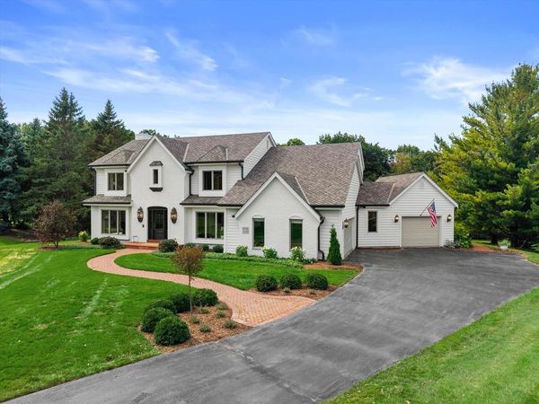 W308N1801 Westlake CIRCLE, Delafield, WI 53018