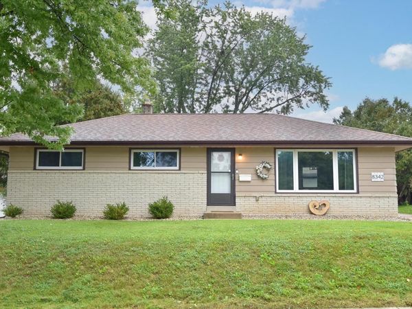 W150N8342 Saxony DRIVE, Menomonee Falls, WI 53051