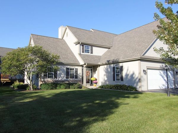 1760 Woodland WAY, Slinger, WI 53086