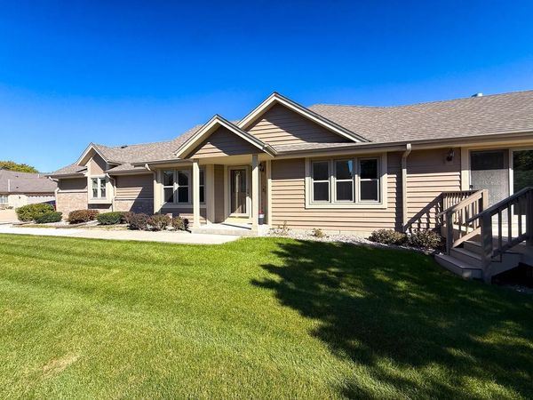 N21W24303 E Parkway Meadow CIRCLE, Unit B, Pewaukee, WI 53072