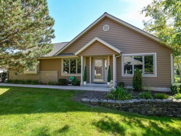 N24W24045 Brandon Oaks DRIVE, Unit B, Pewaukee, WI 53072