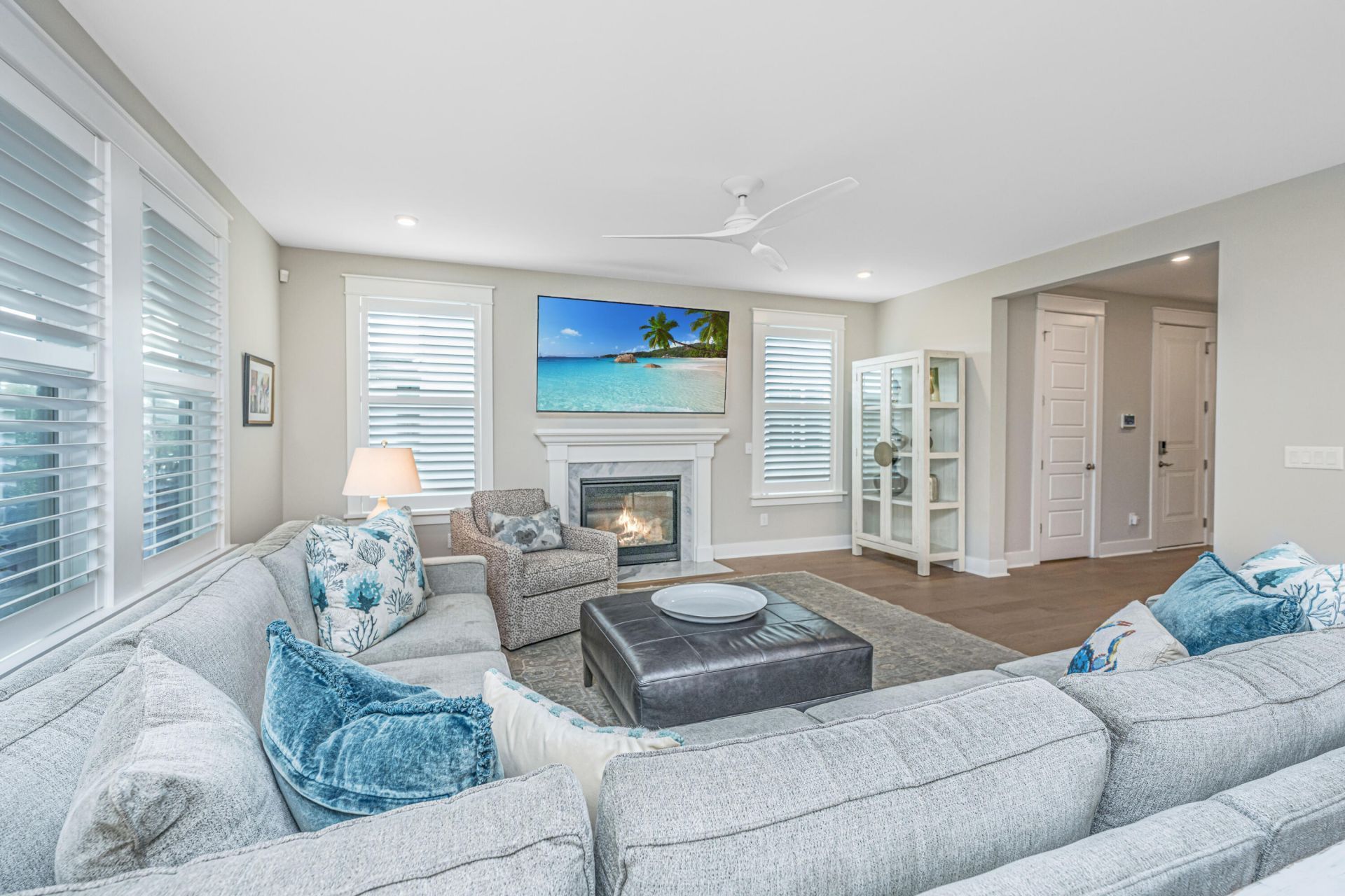1556 Asher Avenue Photo 3
