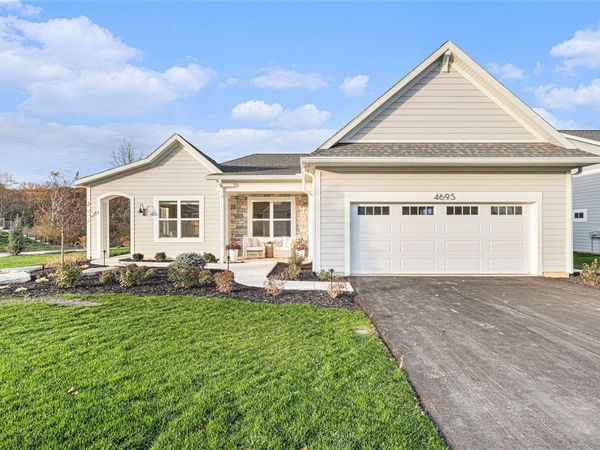 4695 Knapp Bluff Drive NE, Grand Rapids, MI 49525