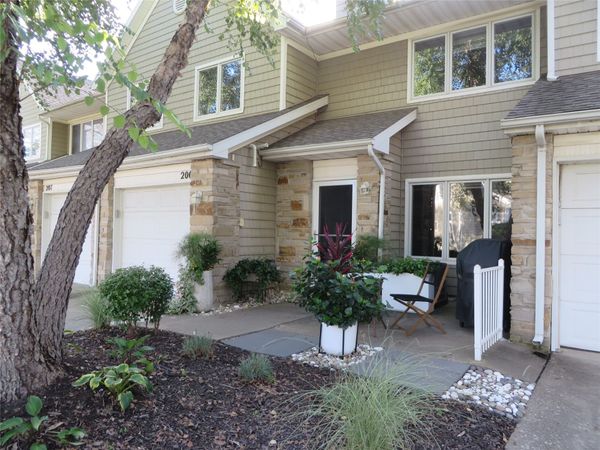 811 Burr Oaks Drive, Unit 206, West Des Moines, IA 50266