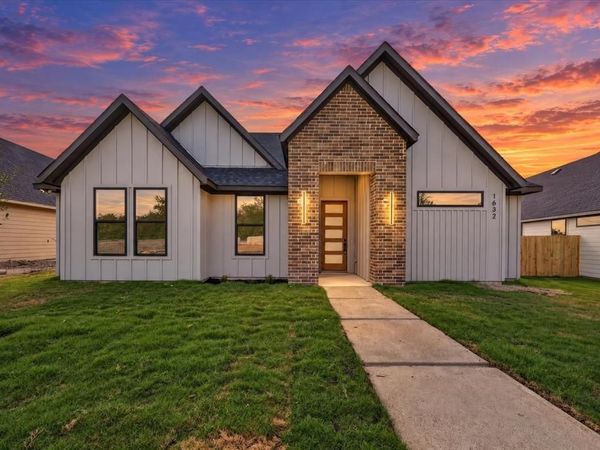 1632 W Wintergreen Road, Lancaster, TX 75134