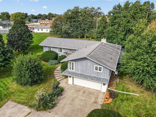 1515 Washington Drive , Vinton, IA 52349