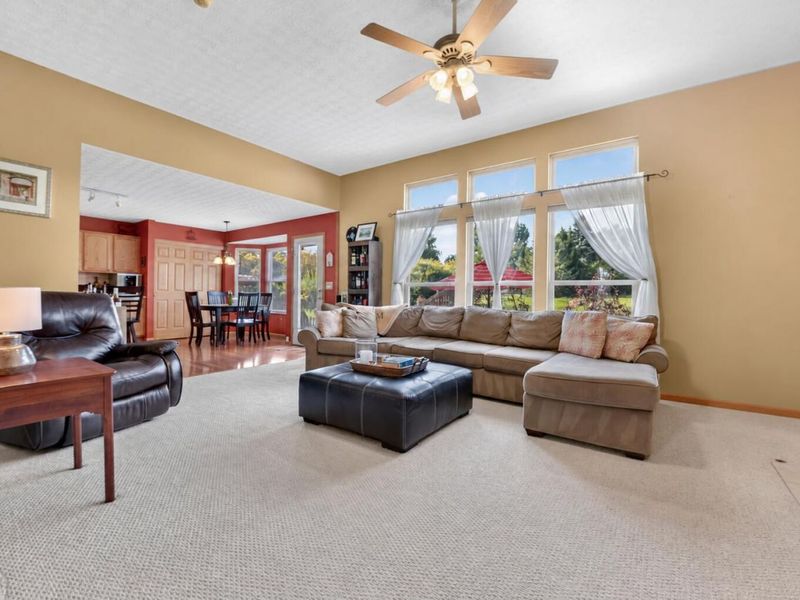 1548 Grove Hill Drive, Columbus, OH 43240 Photo 3
