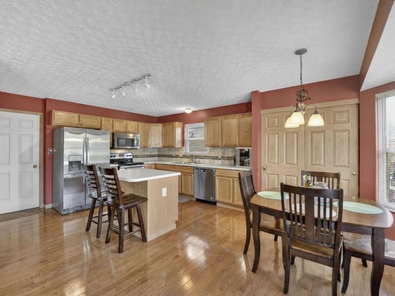 1548 Grove Hill Drive, Columbus, OH 43240 Photo 6