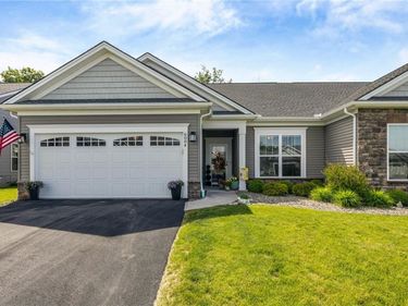 6004 Redfield Dr, Farmington, NY 14425